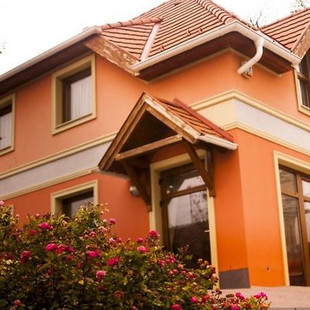 Publo Etterem Es Panzio Bed & Breakfast Csakvar Екстериор снимка