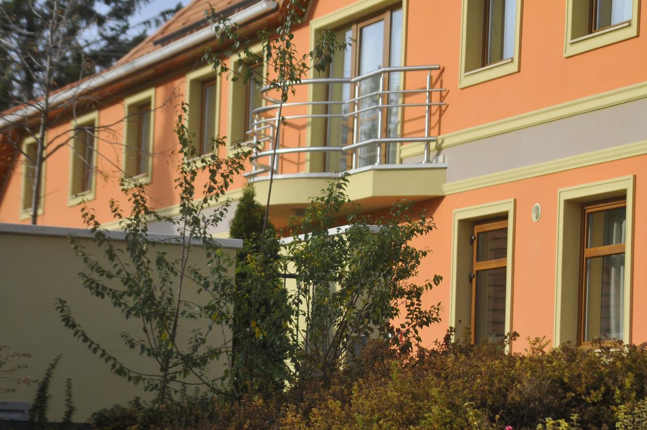 Publo Etterem Es Panzio Bed & Breakfast Csakvar Екстериор снимка