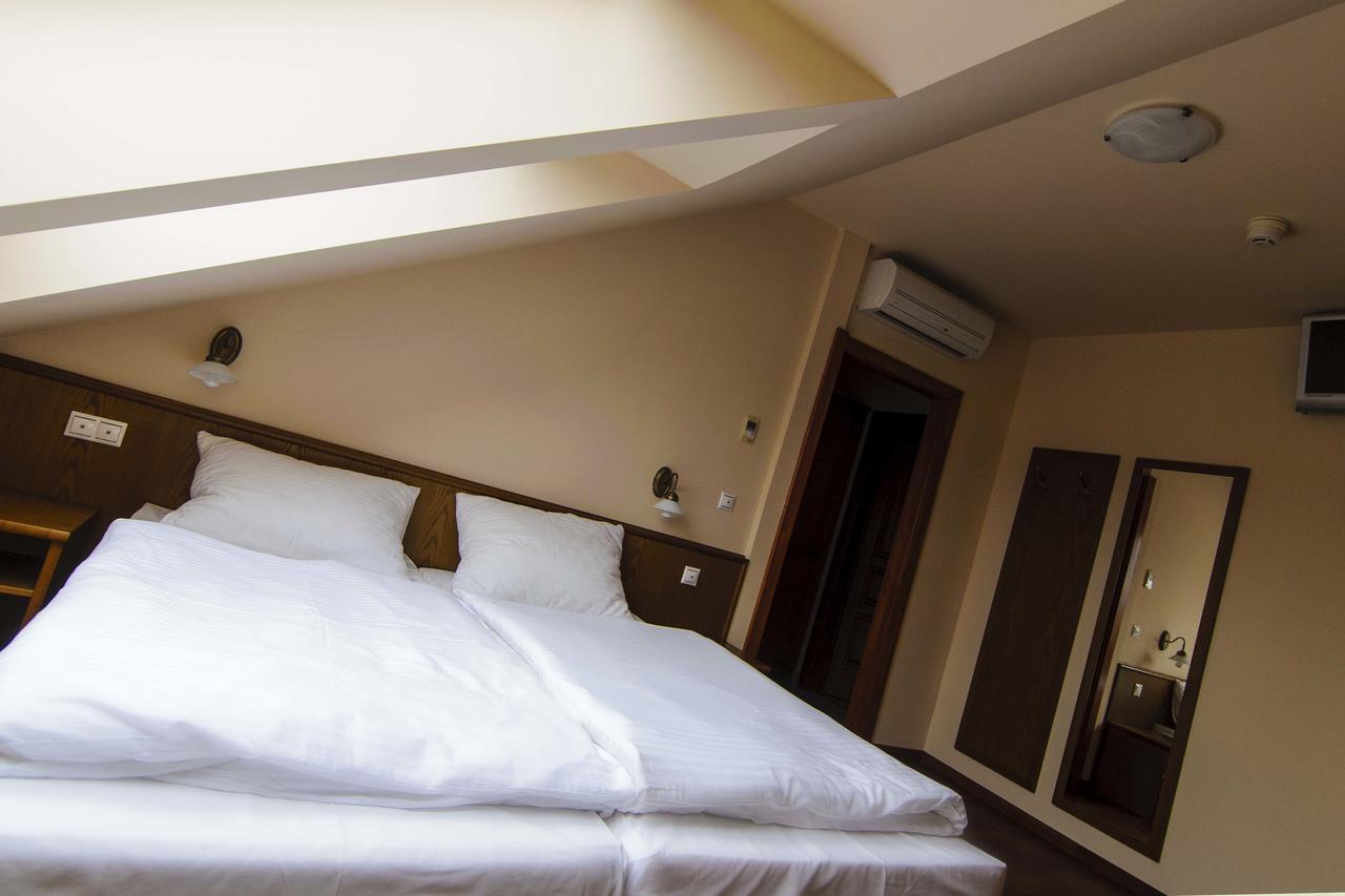 Publo Etterem Es Panzio Bed & Breakfast Csakvar Екстериор снимка