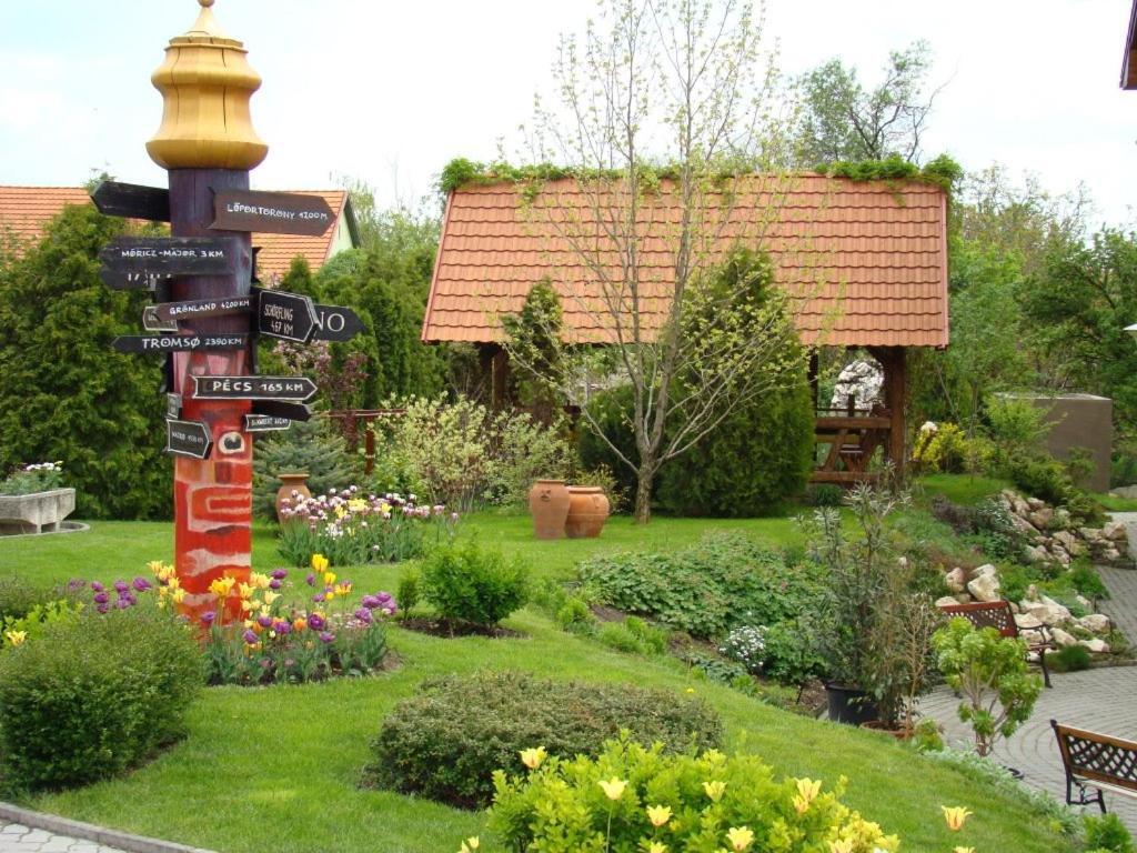 Publo Etterem Es Panzio Bed & Breakfast Csakvar Екстериор снимка