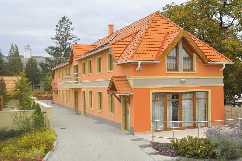 Publo Etterem Es Panzio Bed & Breakfast Csakvar Екстериор снимка