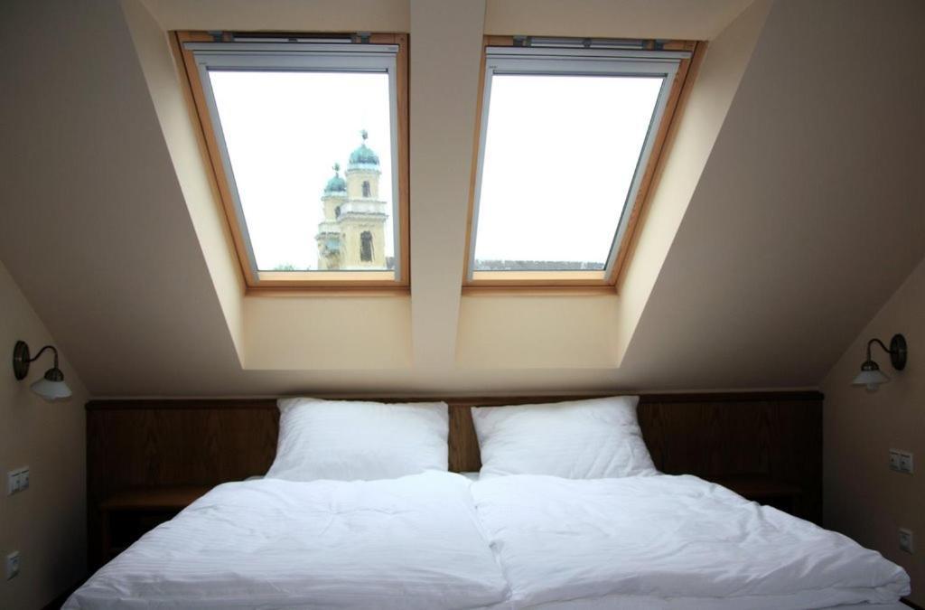 Publo Etterem Es Panzio Bed & Breakfast Csakvar Екстериор снимка